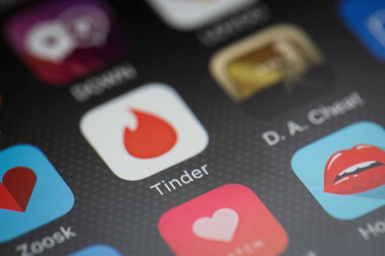 Exploiting Tinder to get paid features for free cover image